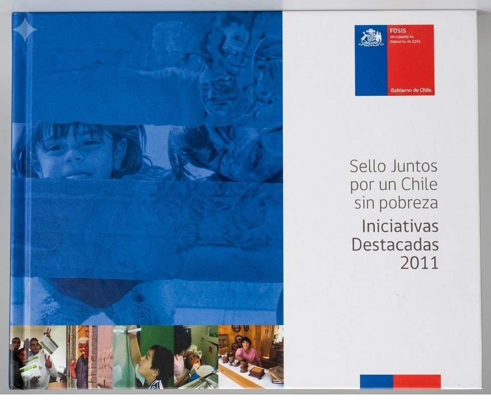 Ejemplar del libro Sello Juntos por un Chile sin pobreza, Iniciativas Destacadas 2011, editado por FOSIS