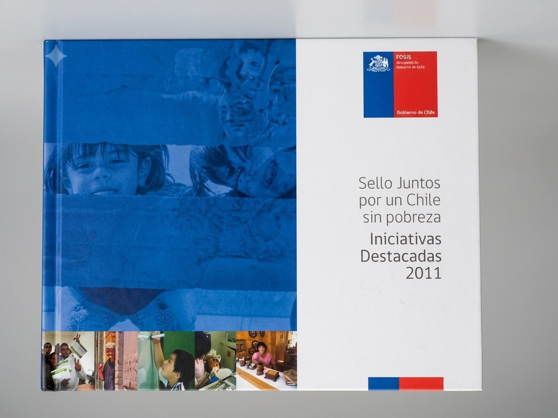 Ejemplar del libro Sello Juntos por un Chile sin pobreza, Iniciativas Destacadas 2011, editado por FOSIS