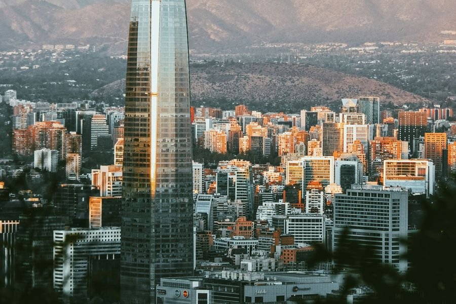 Vista de Santiago de Chile con la torre Costanera Center y la cordillera de los Andes al fondo